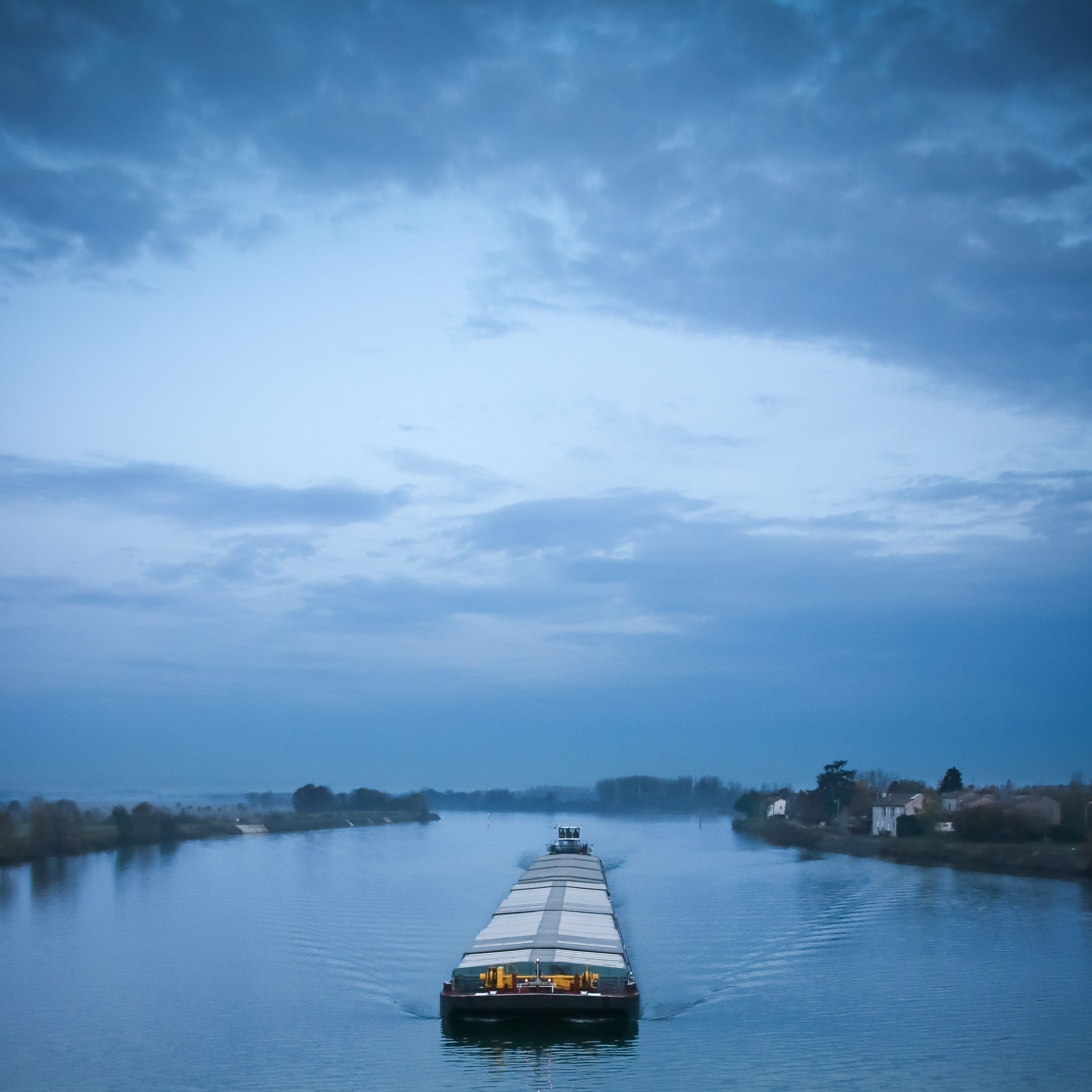 Intermodal transport by water as part of the logistics chain
